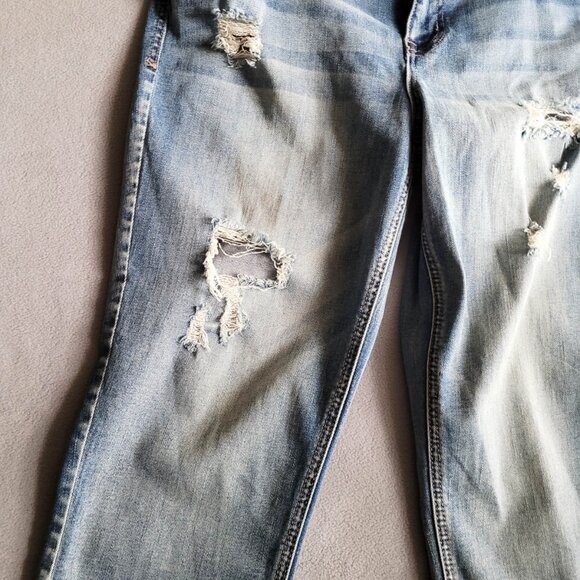 Maurices Jeans Womens Size 7/8 Light Blue Distressed Ripped Ankle Jeans Raw Hems - Picture 3 of 9